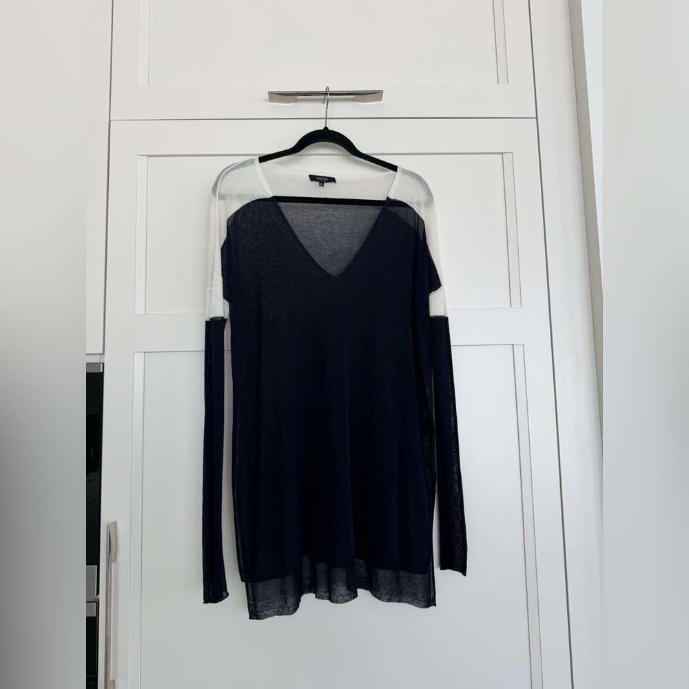 Babaton V-Neck Lightweight Longsleeve Top